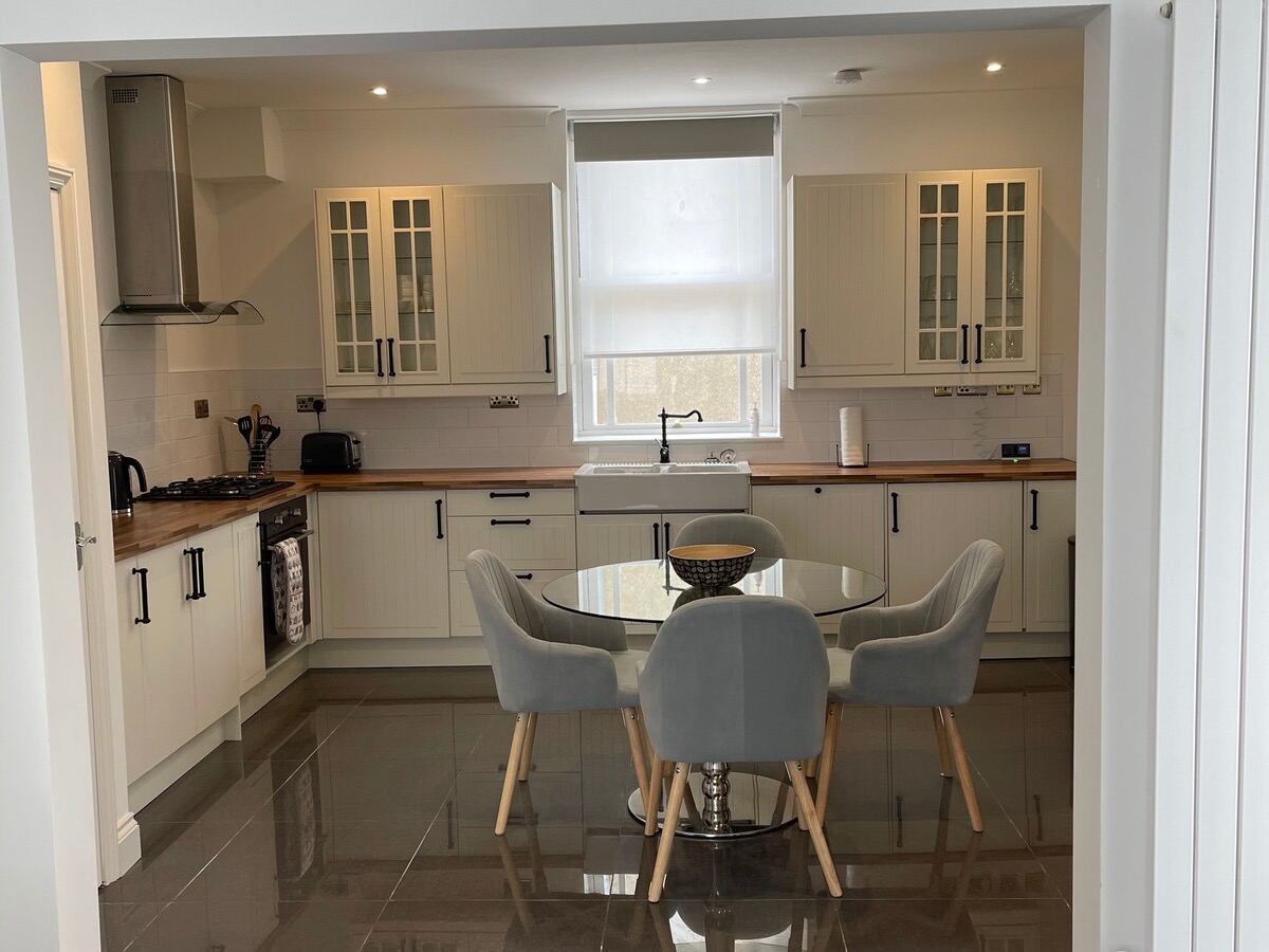Modern fitted kitchen with dining table at The Escape holiday let Weymouth