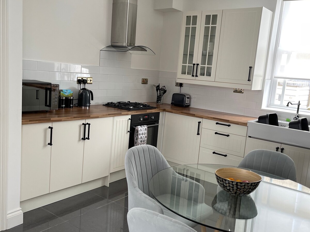 Kitchen with gas hob and wooden worktops - self catering in Weymouth