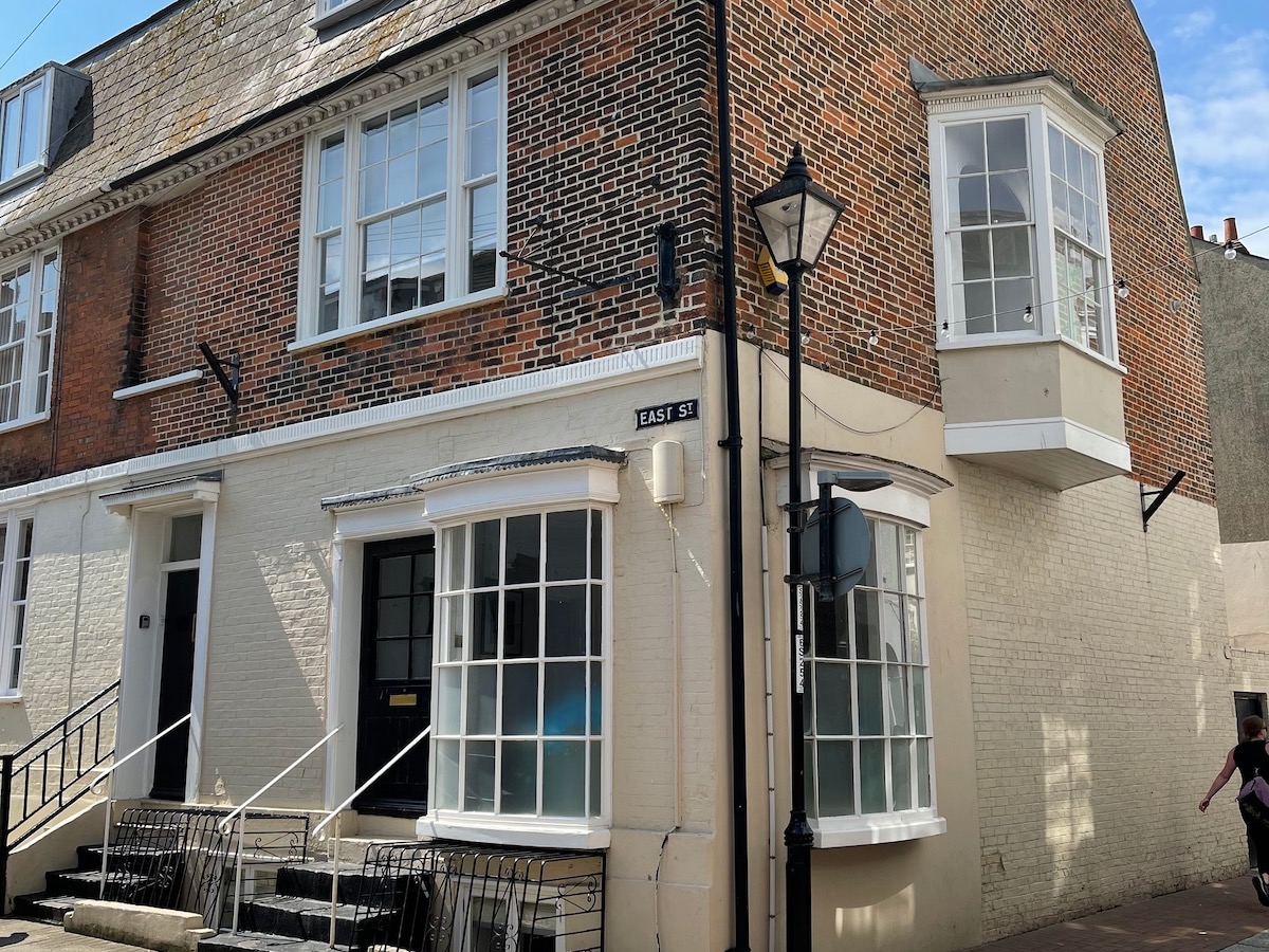 The Escape holiday let exterior - Georgian building in Weymouth town centre